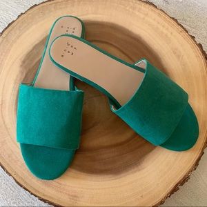 Emerald green slides 💚
